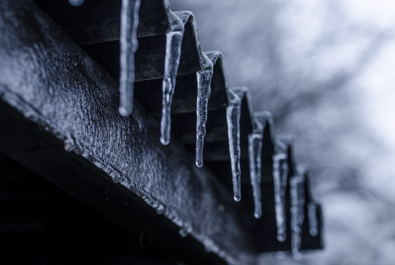 icicles-on-roof