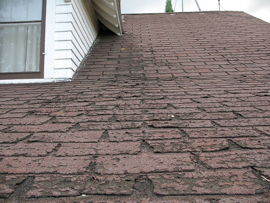 Worn_asphalt_shingles.jpg