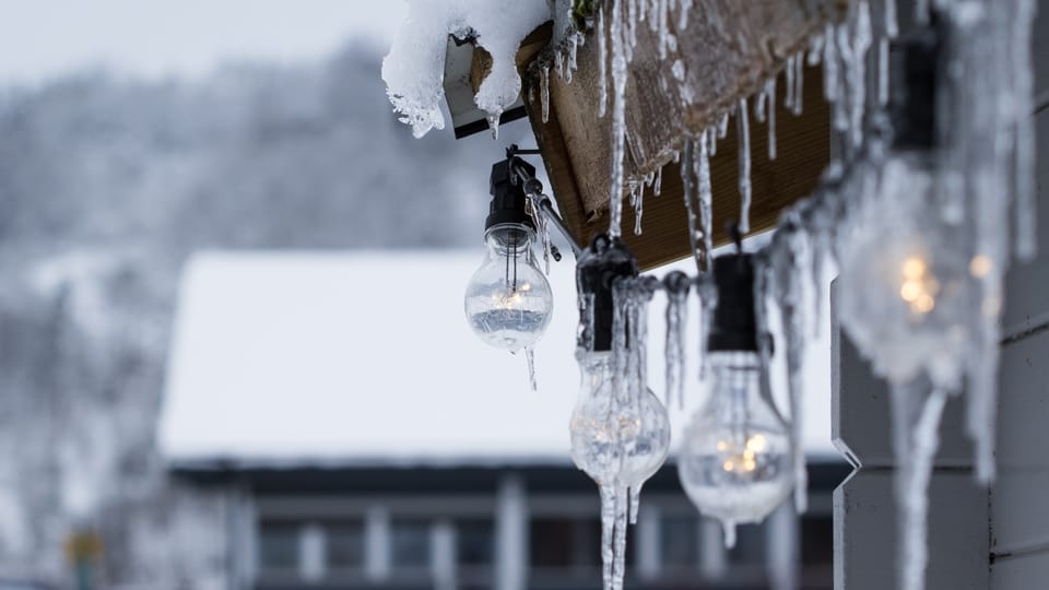 icicles-on-roof-lights